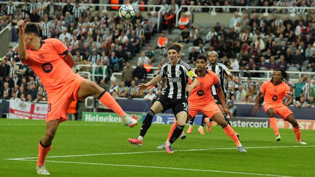 Newcastle có phong độ bất ổn trong khi Barcelona vẫn đang thăng hoa